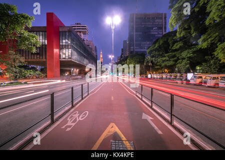 Paulista Avenue e MASP (Sao Paulo Museum of Art) di notte - Sao Paulo, Brasile Foto Stock