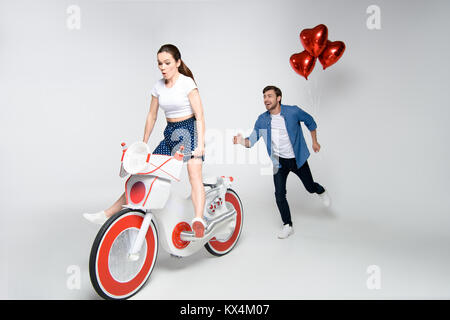 Giovane divertendosi con bicicletta elettrica Foto Stock