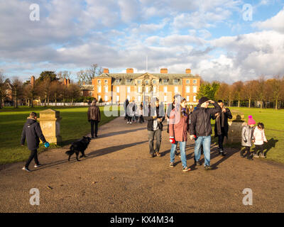 I visitatori al di fuori della proprietà del National Trust di Dunham Hall a Dunham Massey cheshire england nel periodo invernale Foto Stock