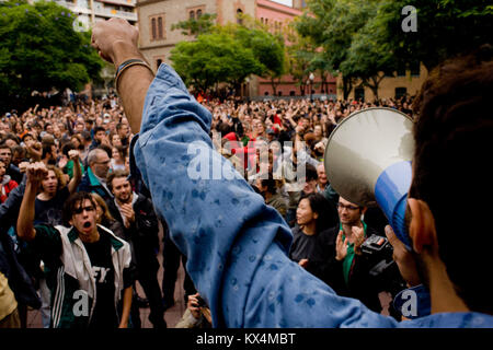 1 Ottobre 2017 - Barcellona, in Catalogna, Spagna - a Barcellona persone si sono radunate davanti ad una stazione di polling gridare slogan durante il referendum in Foto Stock