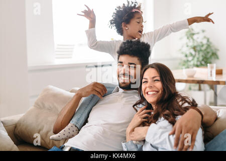 Lo stile di vita della famiglia ritratto di una mamma e papà con il loro bambino Foto Stock