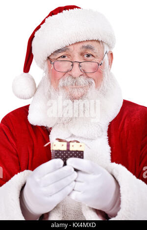 Felice Santa Claus detiene il regalo di Natale in mani, isolati su sfondo bianco Foto Stock