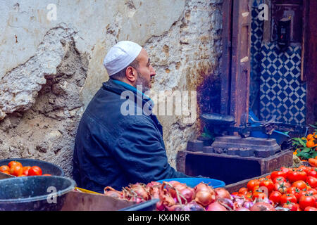 FEZ, in Marocco - 10 dicembre: uomo vendere verdure, le cipolle e i pomodori sulla strada di Fez. Dicembre 2016 Foto Stock
