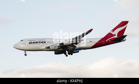 Richmond, British Columbia, Canada. 30 Dic, 2017. Un Qantas Airways Boeing 747-400 (VH-OJU) jumbo aereo jet sull approccio finale per l'atterraggio. Credito: Bayne Stanley/ZUMA filo/Alamy Live News Foto Stock