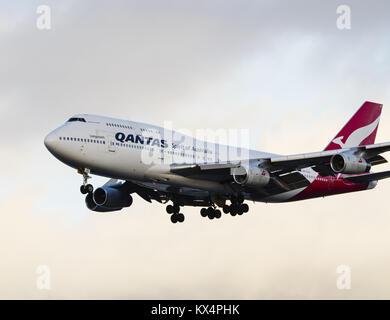 Richmond, British Columbia, Canada. 30 Dic, 2017. Un Qantas Airways Boeing 747-400 (VH-OJU) jumbo aereo jet sull approccio finale per l'atterraggio. Credito: Bayne Stanley/ZUMA filo/Alamy Live News Foto Stock