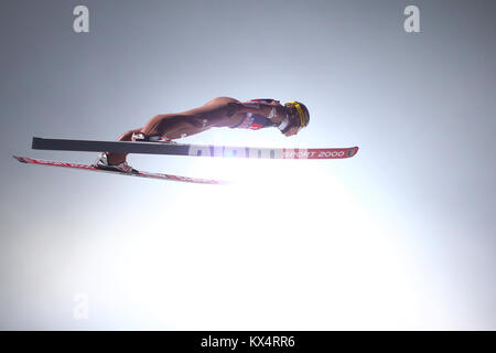 Bischofshofen, Austria. 06th, Jan ​2018. Hula Stefan dalla Polonia compete al primo round al giorno 8 del 66 quattro colli ski jumping nel torneo di Bischofshofen, Austria, 06 gennaio 2018. (Foto) Alejandro Sala/Alamy Live News Foto Stock