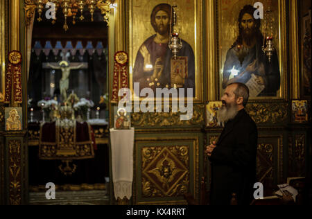 Gaza Gaza City. 07Th gen, 2018. Palestinesi cristiani frequentano il Natale ortodosso la messa presso la Santa Chiesa Porphyrius nella Striscia di Gaza Gaza City, 07 gennaio 2018. Credito: Mohammed Talatene/dpa/Alamy Live News Foto Stock