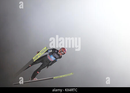 Bischofshofen, Austria. 06th, Gen 2018. Poppinger Manuel da Austria compete in​ il primo round al giorno 8 del 66 quattro colli ski jumping nel torneo di Bischofshofen, Austria, 06 gennaio 2018. (Foto) Alejandro Sala/Alamy Live News Foto Stock