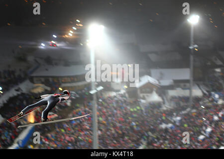 Bischofshofen, Austria. 06th, Jan ​2018. Geiger Karl dalla Germania compete al primo round al giorno 8 del 66 quattro colli ski jumping nel torneo di Bischofshofen, Austria, 06 gennaio 2018. (Foto) Alejandro Sala/Alamy Live News Foto Stock