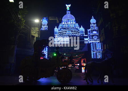 Kolkata, India. Il 7 gennaio 2018. Adorna fino street nella città di gioia per la notte a Mushaira Nakhoda maszid località. Credito : Rupa Ghosh/Alamy Live News. Foto Stock