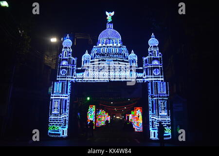 Kolkata, India. Il 7 gennaio 2018. Adorna fino street nella città di gioia per la notte a Mushaira Nakhoda maszid località. Credito : Rupa Ghosh/Alamy Live News. Foto Stock