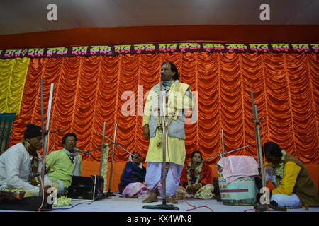 Kolkata, India. Il 7 gennaio 2018. Sri Krishna idolo adorato in Kabi gaan. Recita sulla vita e gli insegnamenti di Shri Chaitanya Mahaprabhu dai veggenti da Mayapur, Nabadip, West Bengal frequentato dai devoti di Brindavan e Vaishnav clan. Kabigaan è un raro tradizionale tecnica vocale Credito : Rupa Ghosh/Alamy Live News. Foto Stock