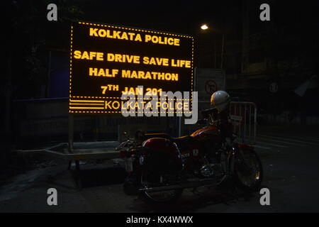 Kolkata, India. Il 7 gennaio 2018. La polizia di Kolkata mezza maratona 07 gennaio 2018 sulla guida sicura salva vita.. Credito : Rupa Ghosh/Alamy Live News. Foto Stock