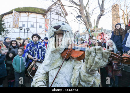 Londra REGNO UNITO. Il 7 gennaio 2018. Mummers da parte dei Lions di eseguire in un gioco popolare nei pressi del Teatro Globe nella celebrazione dell Epifania, segnando la fine dei dodici giorni di festività invernali. Twelfth Night celebrazioni in agricolo tradizionale calendario segna un ultima possibilità per rendere allegro prima di ritornare ai rigori del lavoro sul vomere lunedì Credito: amer ghazzal/Alamy Live News Foto Stock