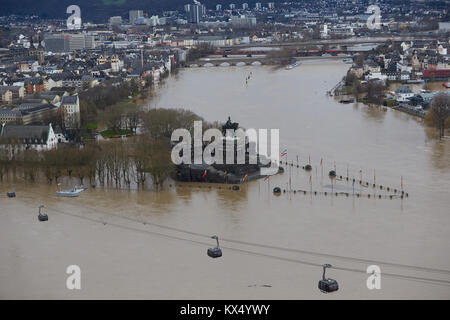 Koblenz, Germania. 07Th gen, 2018. Il 'Deutsches Eck" capezzagna con la statua equestre di Kaiser Wilhelm alla confluenza dei fiumi Reno e Mosella è circondato da acque di esondazione di Coblenza, Germania 07 gennaio 2018. Credito: Thomas Frey/dpa/Alamy Live News Foto Stock