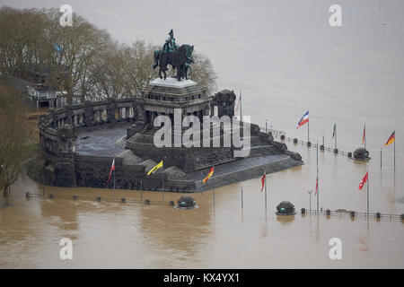 Koblenz, Germania. 07Th gen, 2018. Il 'Deutsches Eck" capezzagna con la statua equestre di Kaiser Wilhelm alla confluenza dei fiumi Reno e Mosella è circondato da acque di esondazione di Coblenza, Germania 07 gennaio 2018. Credito: Thomas Frey/dpa/Alamy Live News Foto Stock