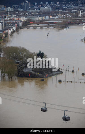 Koblenz, Germania. 07Th gen, 2018. Il 'Deutsches Eck" capezzagna con la statua equestre di Kaiser Wilhelm alla confluenza dei fiumi Reno e Mosella è circondato da acque di esondazione di Coblenza, Germania 07 gennaio 2018. Credito: Thomas Frey/dpa/Alamy Live News Foto Stock