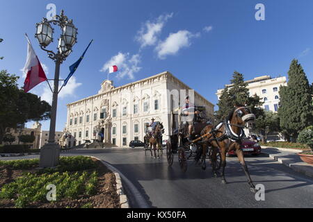 La Valletta, Malta. 22 Luglio, 2014. L'Auberge de Castille che ospita l'ufficio del Primo ministro di Malta a La Valletta, la capitale di Malta. La foto è stata scattata nel luglio 2014. Credito: Tom Schulze | in tutto il mondo di utilizzo/dpa/Alamy Live News Foto Stock