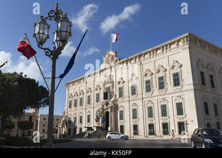 La Valletta, Malta. 22 Luglio, 2014. L'Auberge de Castille che ospita l'ufficio del Primo ministro di Malta a La Valletta, la capitale di Malta. La foto è stata scattata nel luglio 2014. Credito: Tom Schulze | in tutto il mondo di utilizzo/dpa/Alamy Live News Foto Stock