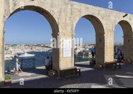 La Valletta, Malta. 22 Luglio, 2014. Vista da Upper Barrakka Garden sul porto di La Valletta e il ?tre città? Nella capitale di Malta, Valletta. La foto è stata scattata nel luglio 2014. Credito: Tom Schulze | in tutto il mondo di utilizzo/dpa/Alamy Live News Foto Stock