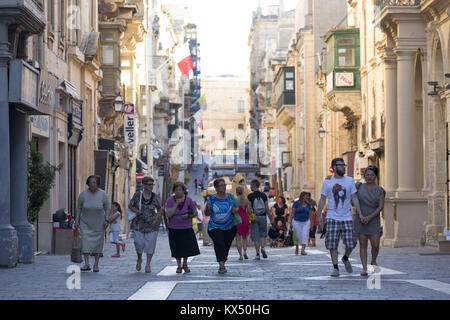 La Valletta, Malta. 22 Luglio, 2014. Una tipica strada di Malta con tipici Malta finestre sulla baia di La Valletta, capitale di Malta. La foto è stata scattata nel luglio 2014. Credito: Tom Schulze | in tutto il mondo di utilizzo/dpa/Alamy Live News Foto Stock