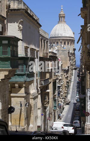 La Valletta, Malta. 22 Luglio, 2014. Una scena di strada con edifici con 'tipicamente' maltesi finestre sulla baia di La Valletta, capitale di Malta, raffigurato nel luglio 2014. Credito: Tom Schulze | in tutto il mondo di utilizzo/dpa/Alamy Live News Foto Stock