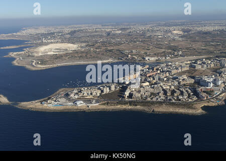Una foto aerea di St. Pauls Bay a nord dell'isola di Malta con la Bugibba e Qawra aree, raffigurato nel luglio 2014. Foto: Tom Schulze | Utilizzo di tutto il mondo Foto Stock
