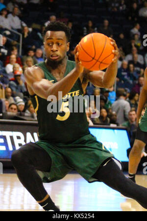 Dicembre 30, 2017 - Charlotte 49ers guardia Ajukwa Austin (5) con la palla durante la Charlotte 49ers vs Old Dominion monarchi gioco al Ted Centro costante in Norfolk, Virginia Old Dominion battere Charlotte 89-58. Jen Hadsell/CSM Foto Stock