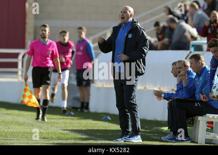 Benidorm, Spagna. Il 7 gennaio, 2018. Genk è capo allenatore Philippe CLEMENT (c) dà istruzioni al soccer amichevole tra FC Schalke 04 e KRC Genk al training camp a Benidorm, Spagna, 7 gennaio 2018. Credito: Tim Rehbein/dpa/Alamy Live News Foto Stock