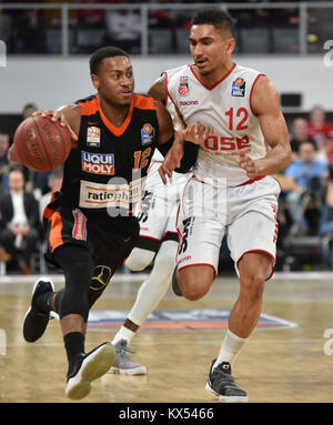 Bamberg, Germania. Il 7 gennaio, 2017. La pallacanestro - BBL - Brose Bamberg vs. Ratiopharm Ulm - Bild: v. lc. Trey Lewis (Ratiopharm Ulm, #12), Maodo Lô (Brose Bamberg, #12), . Foto: HMB Media / Ryan Evans / Alamy Live News Foto Stock