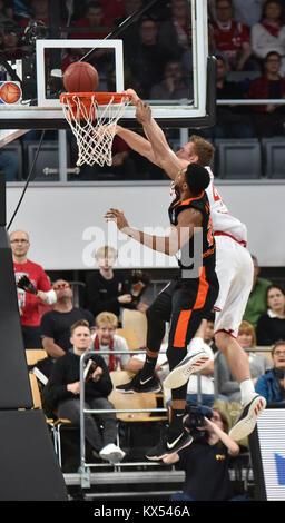 Bamberg, Germania. Il 7 gennaio, 2017. La pallacanestro - BBL - Brose Bamberg vs. Ratiopharm Ulm - Bild: v. lc. Nicolas Möbus (Ratiopharm Ulm, #21), Leon Radošević (Brose Bamberg, n. 43). Foto: HMB Media / Ryan Evans / Alamy Live News Foto Stock