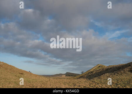 Il Vallo di Adriano, UK. 07Th gen, 2018. Viste della Walkers a Vallo di Adriano nei pressi di Housesteads Roman Fort del Northumberland su un luminoso winter's day. Foto Data: domenica 7 gennaio 2018. Credito: Roger Garfield/Alamy Live News Foto Stock