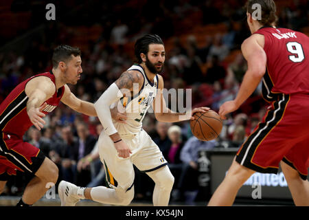 Miami, Florida, Stati Uniti d'America. Il 7 gennaio, 2018. Miami Heat guard Goran Dragic tenta di arrestare Utah Jazz guard Ricky Rubio. Miami Heat vs. Utah Jazz, American Airlines Arena, Miami, FL. Gen 7, 2018. John McCall, South Florida Sun Sentinel Credito: Sun-Sentinel/ZUMA filo/Alamy Live News Foto Stock