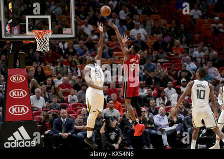 Miami, Florida, Stati Uniti d'America. Il 7 gennaio, 2018. Miami Heat avanti Derrick Jones Jr. con un tiro in sospensione nel primo semestre. Miami Heat vs. Utah Jazz, American Airlines Arena, Miami, FL. Gen 7, 2018. John McCall, South Florida Sun Sentinel Credito: Sun-Sentinel/ZUMA filo/Alamy Live News Foto Stock