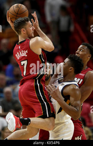 Miami, Florida, Stati Uniti d'America. Il 7 gennaio, 2018. Miami Heat guard Goran Dragic va fino a sparare la palla. Miami Heat vs. Utah Jazz, American Airlines Arena, Miami, FL. Gen 7, 2018. John McCall, South Florida Sun Sentinel Credito: Sun-Sentinel/ZUMA filo/Alamy Live News Foto Stock