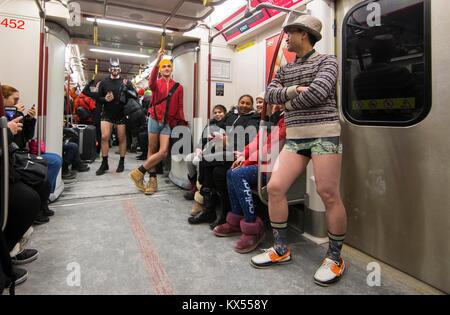 Toronto, Canada. Il 7 gennaio, 2018. Le persone partecipano nel 2018 Senza pantaloni di metropolitana a Toronto in Canada il 7 gennaio 2018. Decine di partecipanti hanno preso parte alla manifestazione annuale a Toronto domenica. Credito: Zou Zheng/Xinhua/Alamy Live News Foto Stock