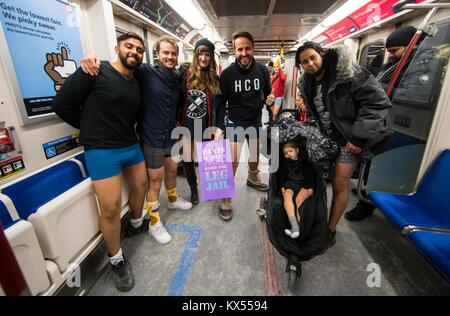 Toronto, Canada. Il 7 gennaio, 2018. I partecipanti del 2018 Senza pantaloni di Metropolitana rappresentano per le foto su un treno della metropolitana di Toronto, Canada, il 7 gennaio 2018. Decine di partecipanti hanno preso parte alla manifestazione annuale a Toronto domenica. Credito: Zou Zheng/Xinhua/Alamy Live News Foto Stock