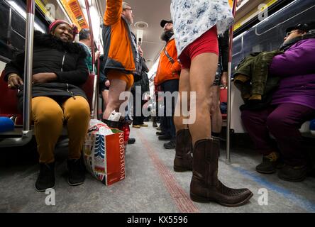 Toronto, Canada. Il 7 gennaio, 2018. Le persone partecipano nel 2018 Senza pantaloni di metropolitana a Toronto in Canada il 7 gennaio 2018. Decine di partecipanti hanno preso parte alla manifestazione annuale a Toronto domenica. Credito: Zou Zheng/Xinhua/Alamy Live News Foto Stock