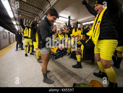 Toronto, Canada. Il 7 gennaio, 2018. Le persone partecipano nel 2018 Senza pantaloni di metropolitana a Toronto in Canada il 7 gennaio 2018. Decine di partecipanti hanno preso parte alla manifestazione annuale a Toronto domenica. Credito: Zou Zheng/Xinhua/Alamy Live News Foto Stock