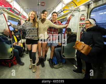 Toronto, Canada. Il 7 gennaio, 2018. I partecipanti del 2018 Senza pantaloni di Metropolitana rappresentano per le foto su un treno della metropolitana di Toronto, Canada, il 7 gennaio 2018. Decine di partecipanti hanno preso parte alla manifestazione annuale a Toronto domenica. Credito: Zou Zheng/Xinhua/Alamy Live News Foto Stock