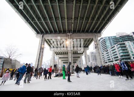 Toronto, Canada. Il 7 gennaio, 2018. Persone pattino sul pattino Bentway Trail a Toronto in Canada, 7 gennaio 2018. I 220 metri di pista di pattinaggio sotto una sezione del Gardiner Expressway in Toronto ha ufficialmente aperto al pubblico gratuitamente da sabato. Credito: Zou Zheng/Xinhua/Alamy Live News Foto Stock