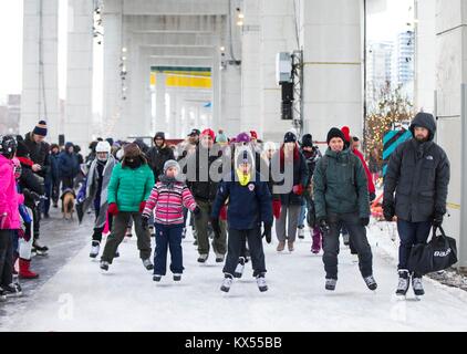 Toronto, Canada. Il 7 gennaio, 2018. Persone pattino sul pattino Bentway Trail a Toronto in Canada, 7 gennaio 2018. I 220 metri di pista di pattinaggio sotto una sezione del Gardiner Expressway in Toronto ha ufficialmente aperto al pubblico gratuitamente da sabato. Credito: Zou Zheng/Xinhua/Alamy Live News Foto Stock