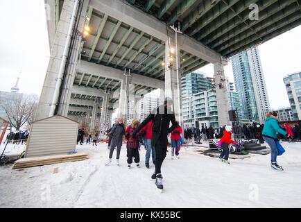 Toronto, Canada. Il 7 gennaio, 2018. Persone pattino sul pattino Bentway Trail a Toronto in Canada, 7 gennaio 2018. I 220 metri di pista di pattinaggio sotto una sezione del Gardiner Expressway in Toronto ha ufficialmente aperto al pubblico gratuitamente da sabato. Credito: Zou Zheng/Xinhua/Alamy Live News Foto Stock