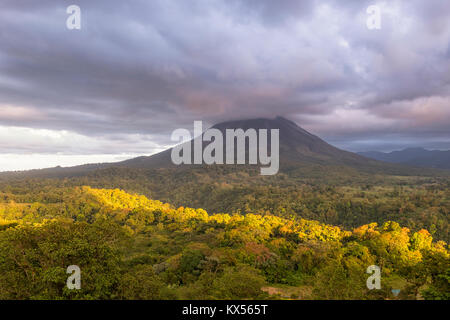 Vulcano Arenal in nuvole, al Parco Nazionale del Vulcano Arenal, provincia di Alajuela, Costa Rica Foto Stock