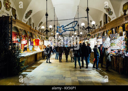 Cracovia in Polonia - 28 dicembre 2017: il panno affollata Hall galleria o Sukiennice, situato sul Rynek Glowny, la piazza principale del mercato nella città vecchia di Foto Stock