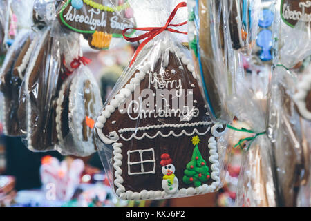 A tema natalizio gingerbreads su un mercato di Natale stand in Cracovia in Polonia. Foto Stock