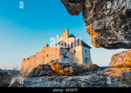 Vista del castello medievale in Bobolice, percorso turistico Eagle nidi Foto Stock