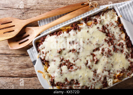 Crockpot milioni di dollari la pasta con il formaggio e la carne bovina close-up in una teglia su una tabella. Parte superiore orizzontale vista da sopra Foto Stock