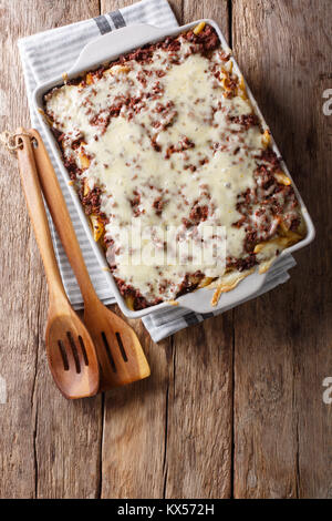 Crockpot milioni di dollari la pasta con il formaggio e la carne bovina close-up in una teglia su una tavola verticale in alto vista da sopra Foto Stock