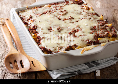 Milioni di dollari pasta casseruola con le carni bovine e il formaggio in una teglia close-up su una tabella. Posizione orizzontale Foto Stock